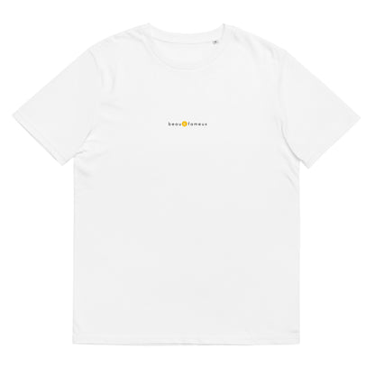 T-shirt blanc tendance, logo jaune, beau et fameux de la marque belle et beau